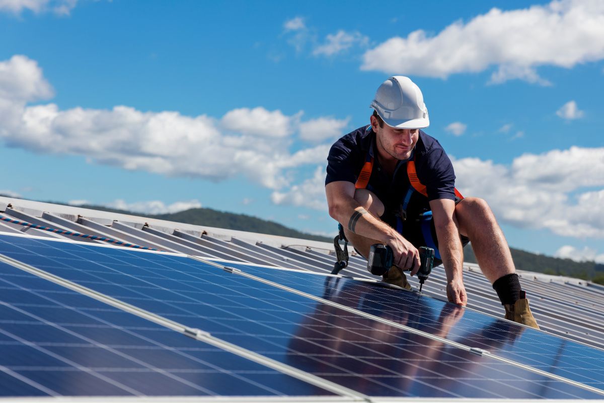  Solarplatten werden montiert 