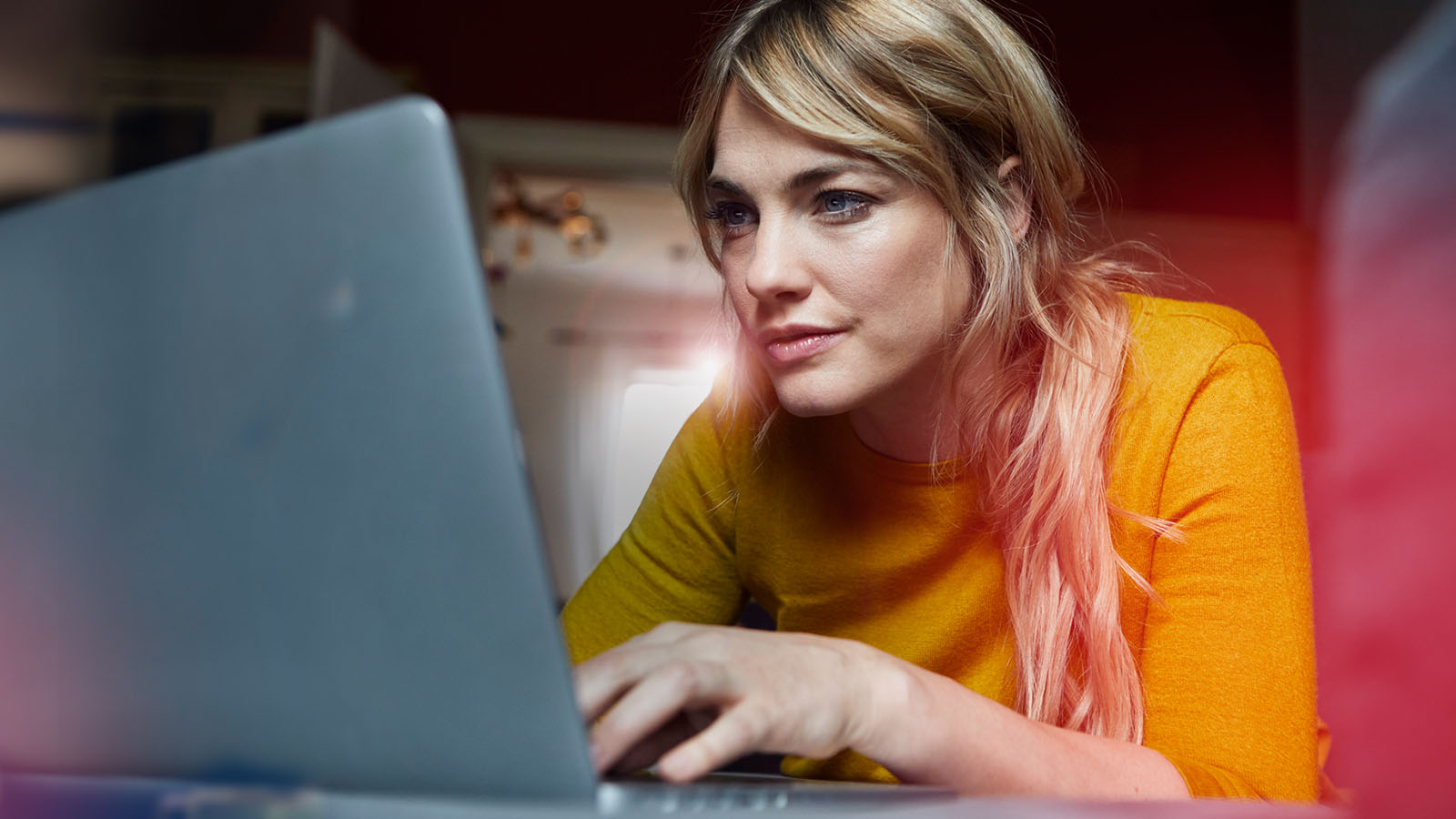  Frau am Laptop 