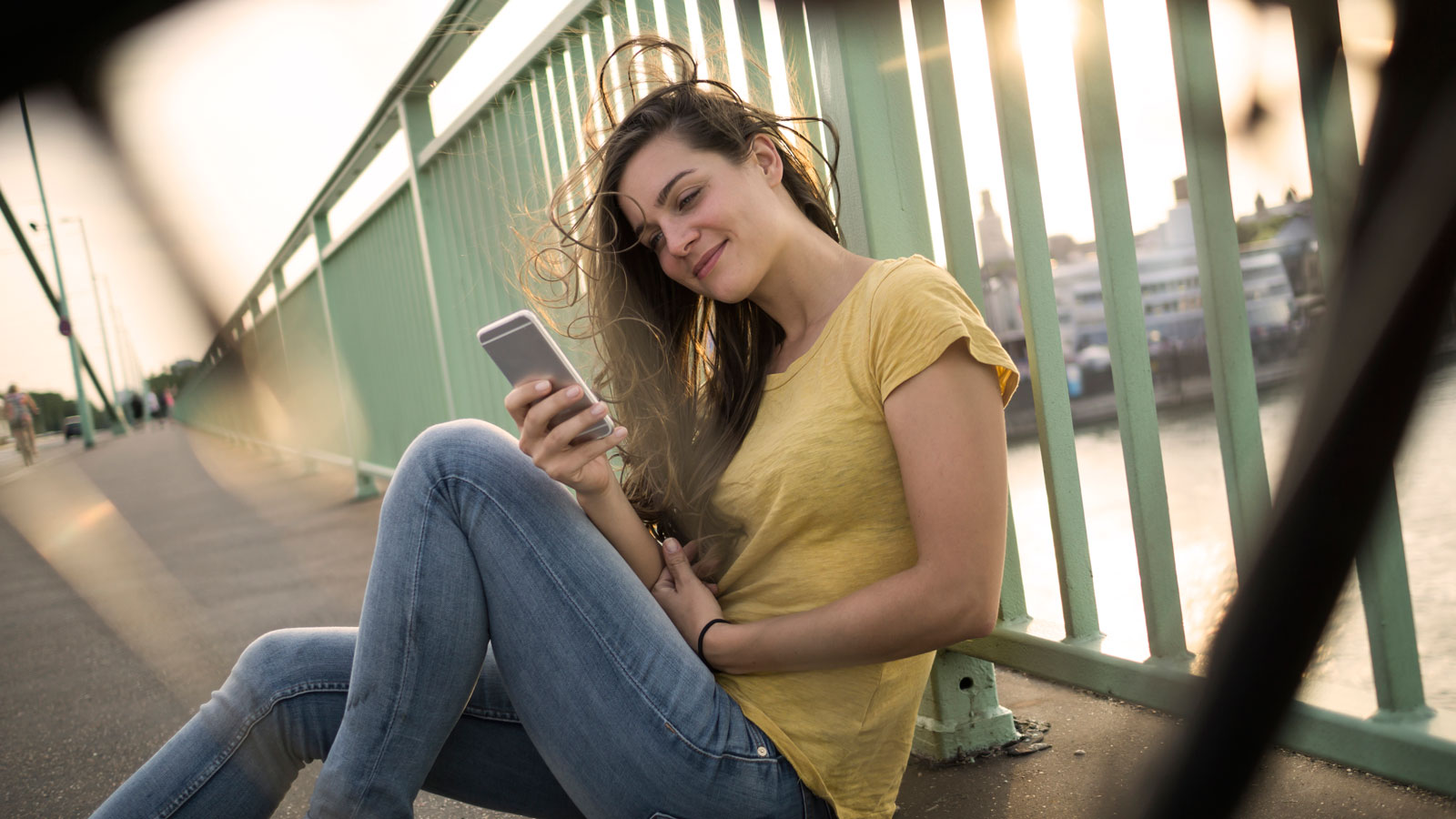  Frau sitzt auf der Deutzer Brücke 