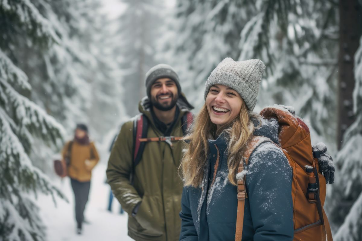  junges paar im verschneiten wald 