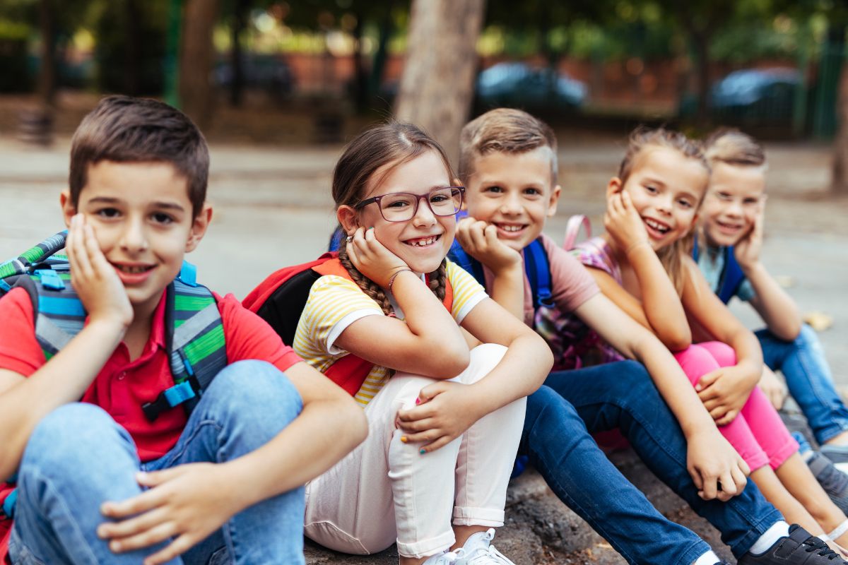  Eine Gruppe Kinder bei der Einschulung 