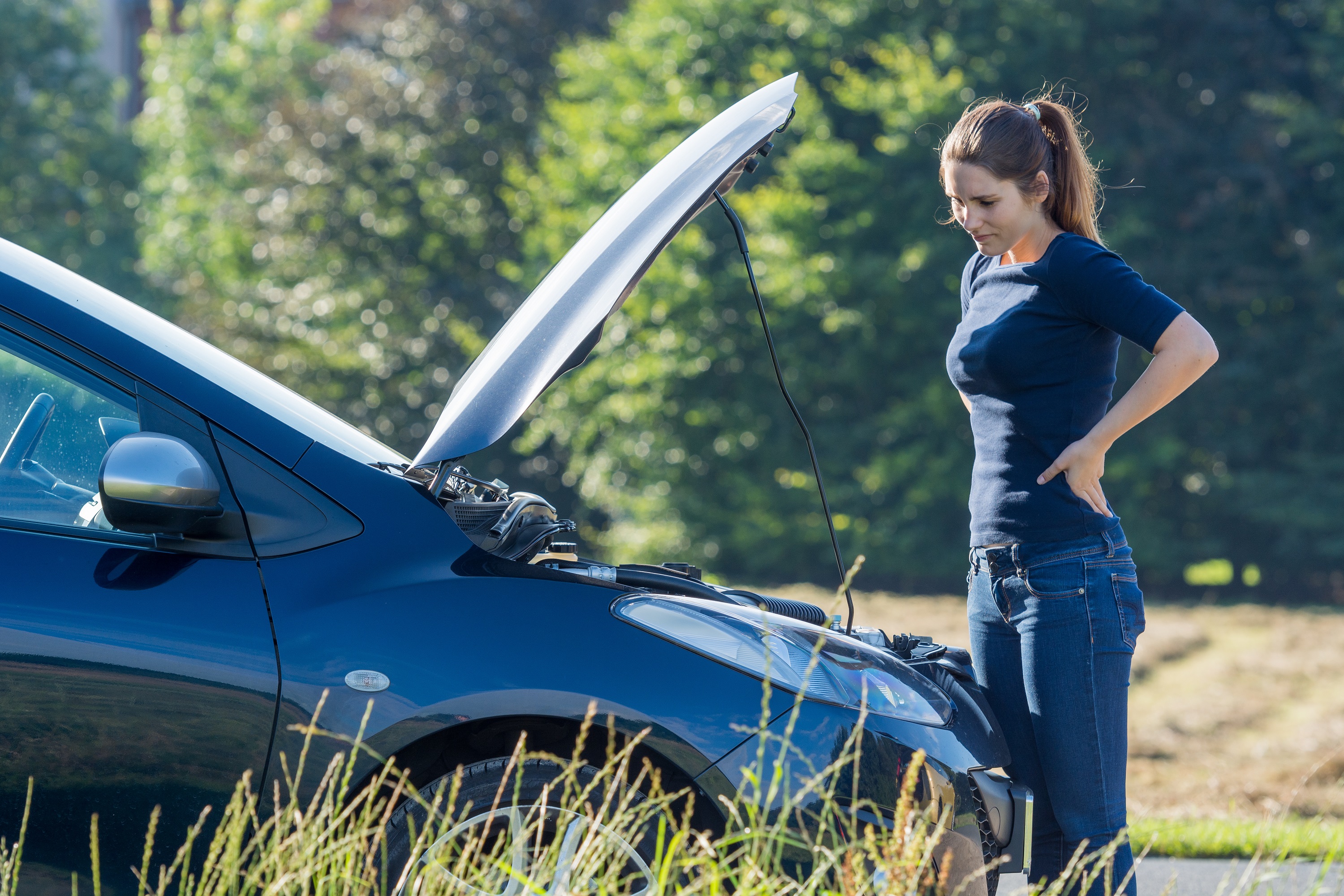  Frau hat Autopanne 