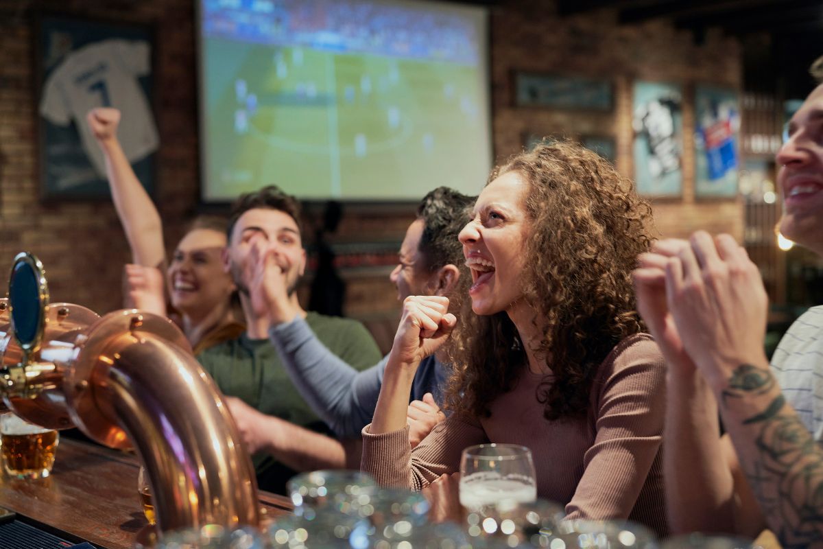  jubelnde leute an einer bar 