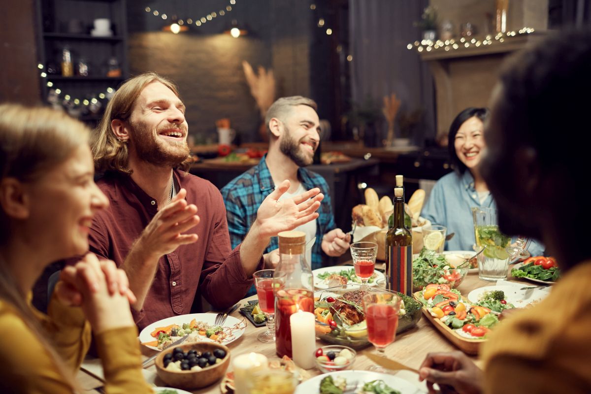  fröhliche gruppe beim weihnachtlichen essen 