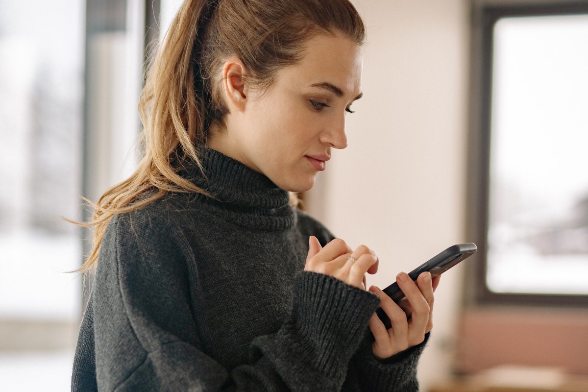  frau am smartphone 