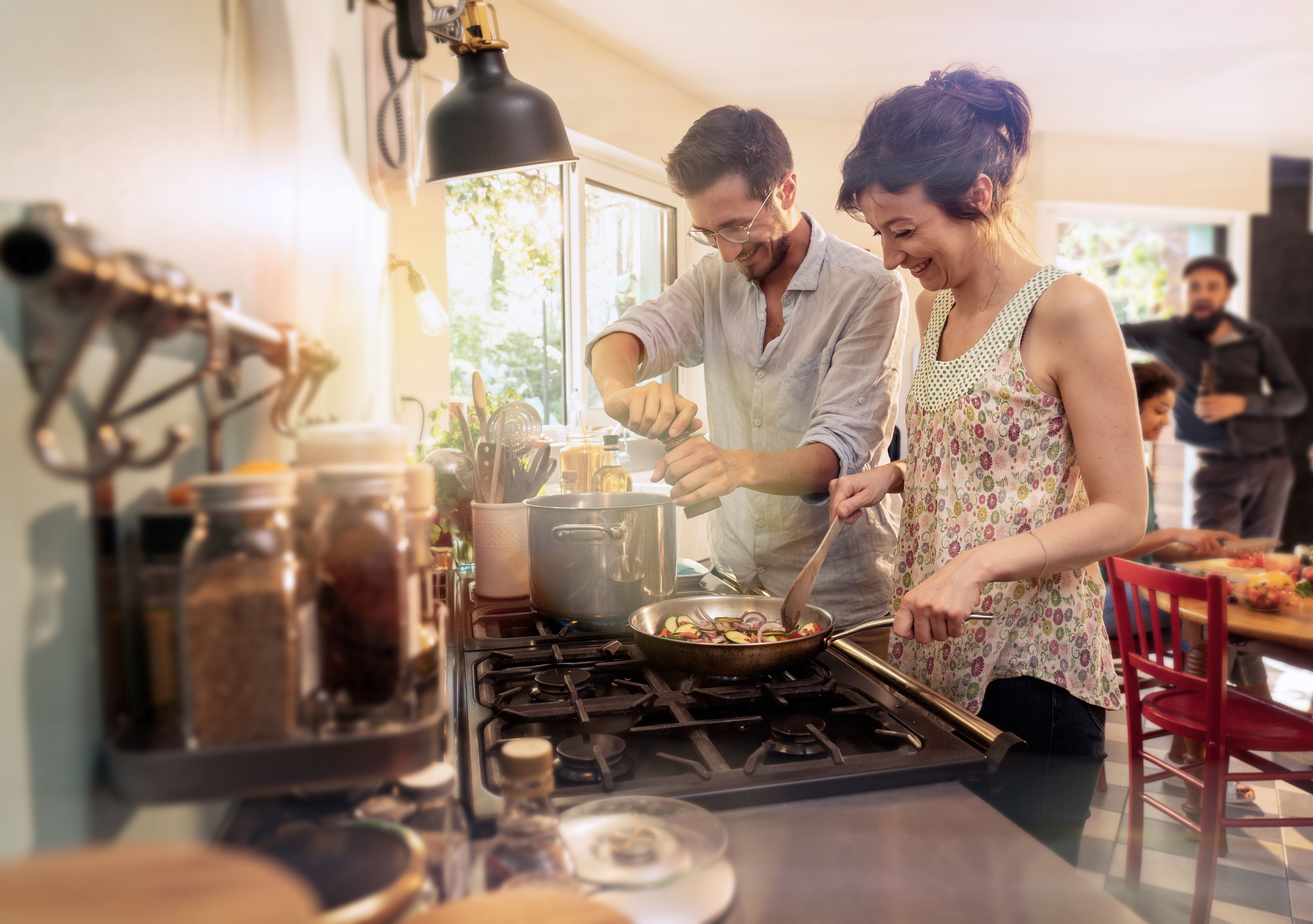 Paar kocht in seiner Wohnung
