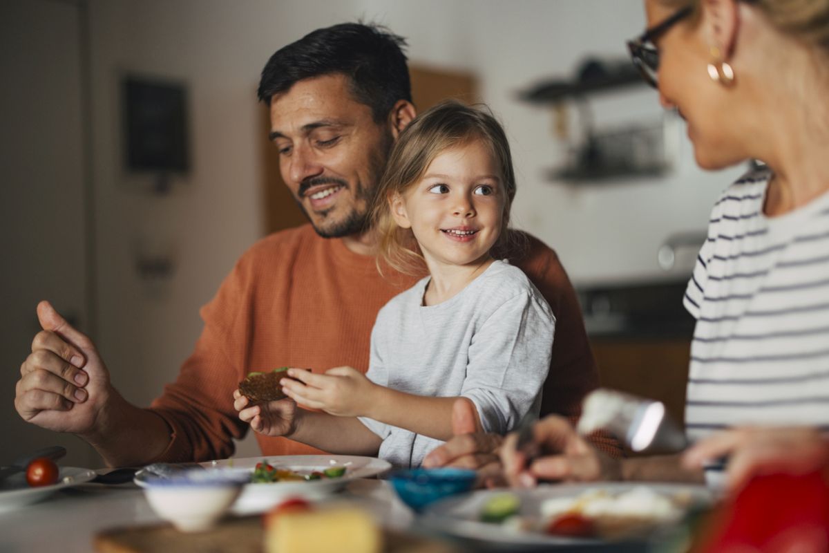  eltern frühstücken mit kleiner tochter 