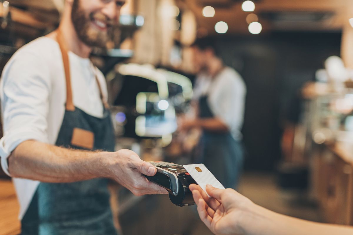  Person zahlt mit Karte 