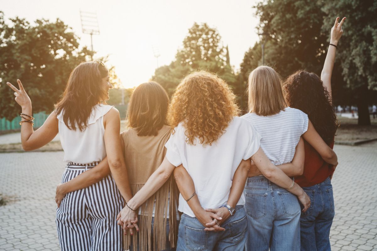  gruppe von frauen zeigt zusammenhalt 