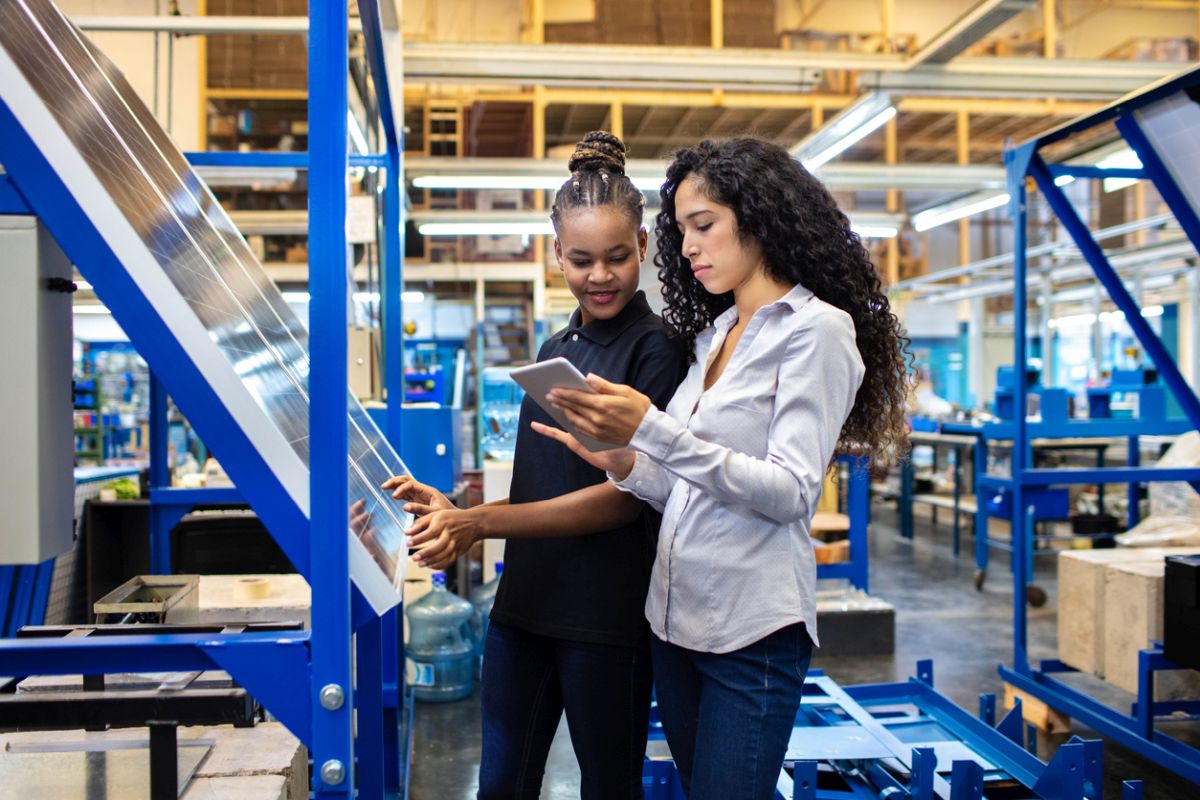  mitarbeiterinnen in produktion 