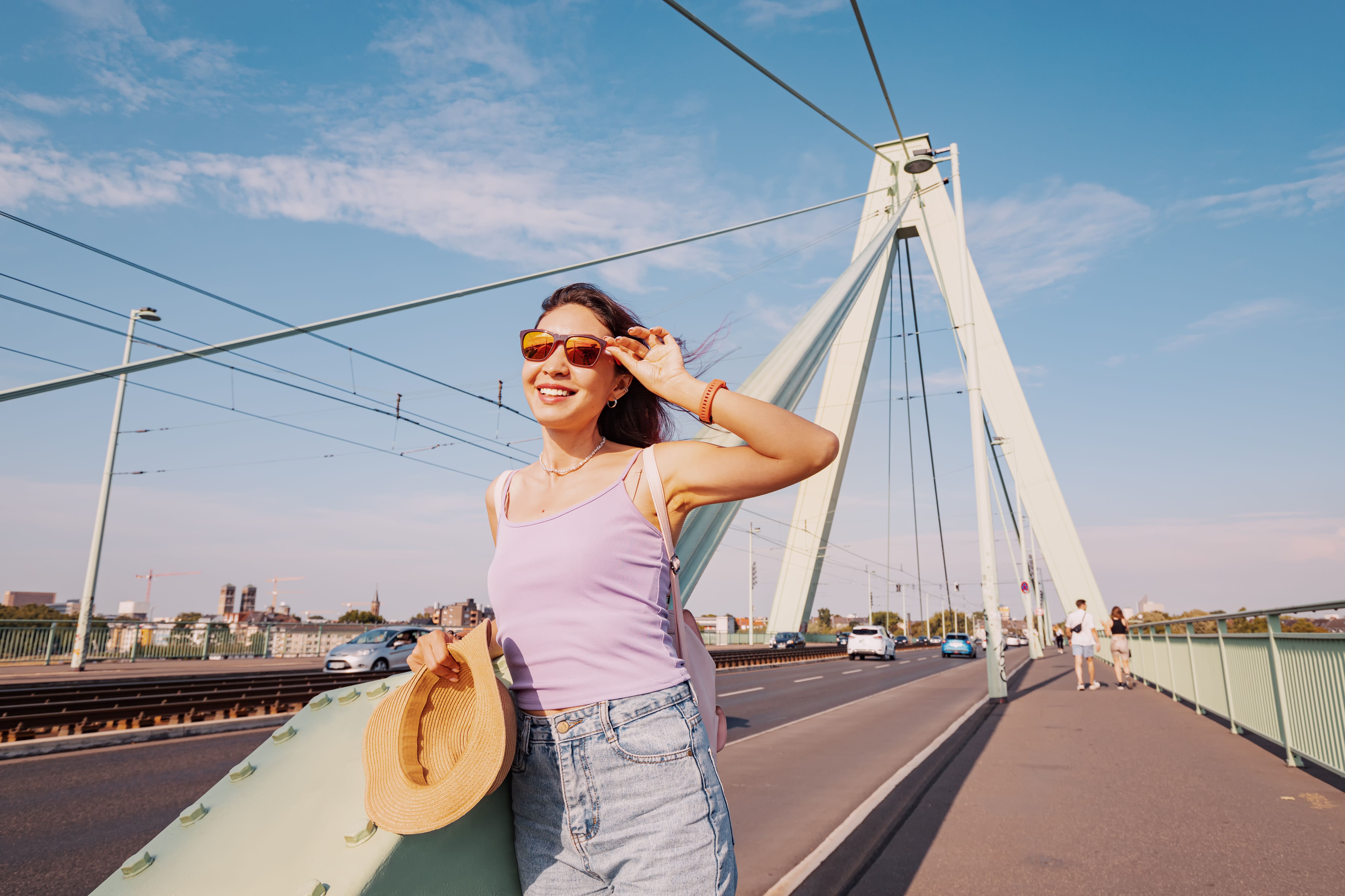  Frau geht über Severinsbrücke auf schäl Sick 