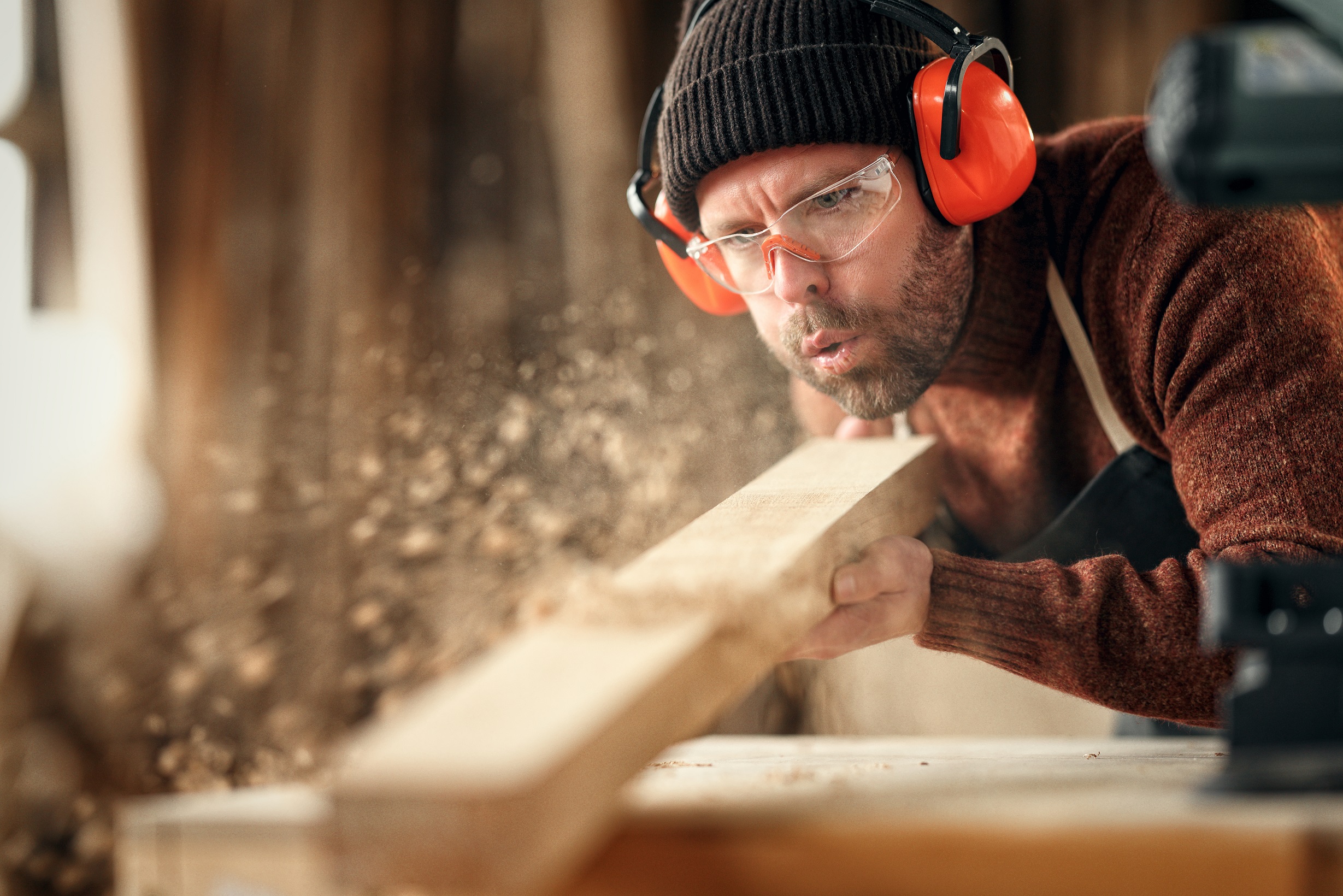  Schreiner arbeitet mit Holz. 