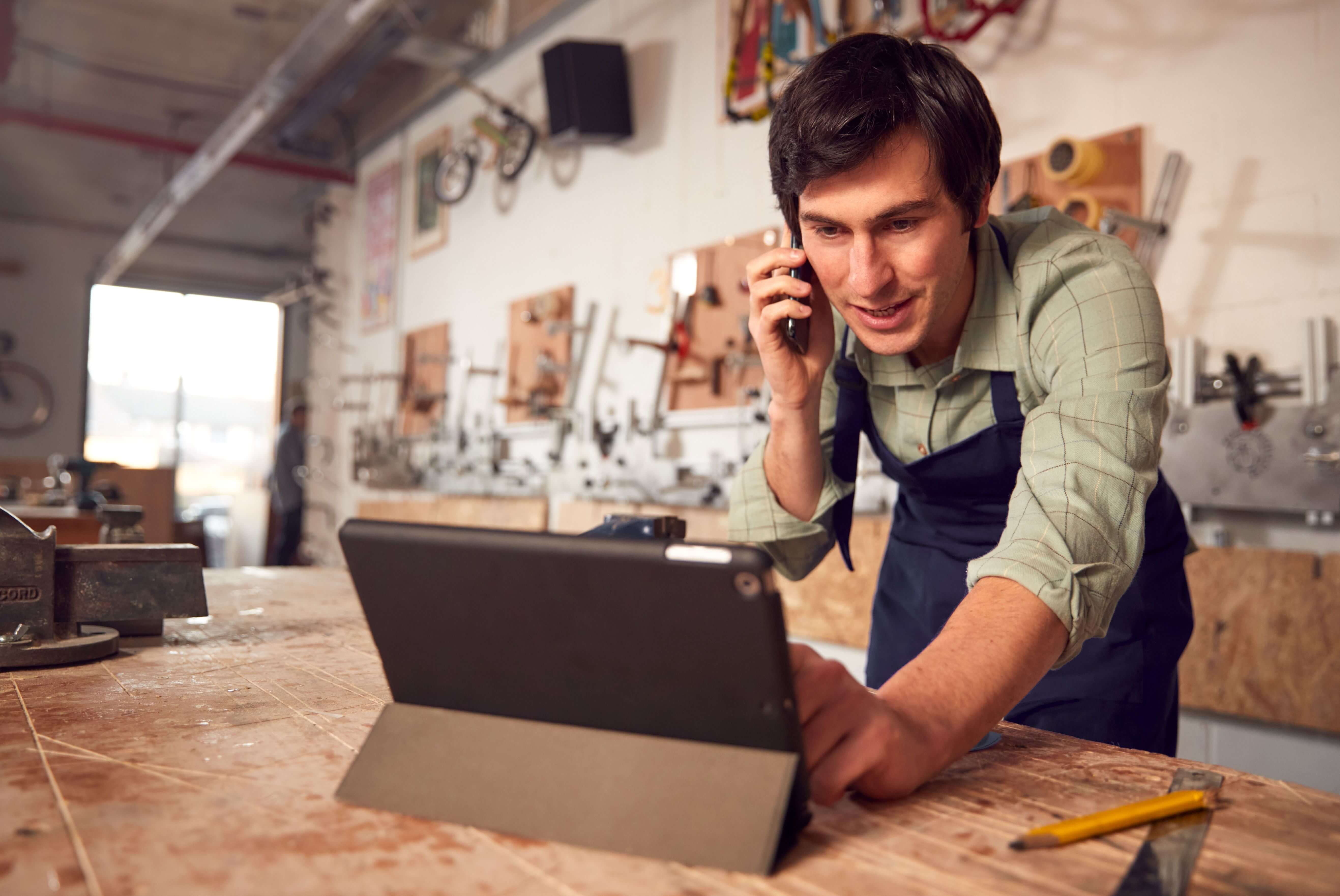  Mann macht Online Banking mit seinem Geschäftskonto 