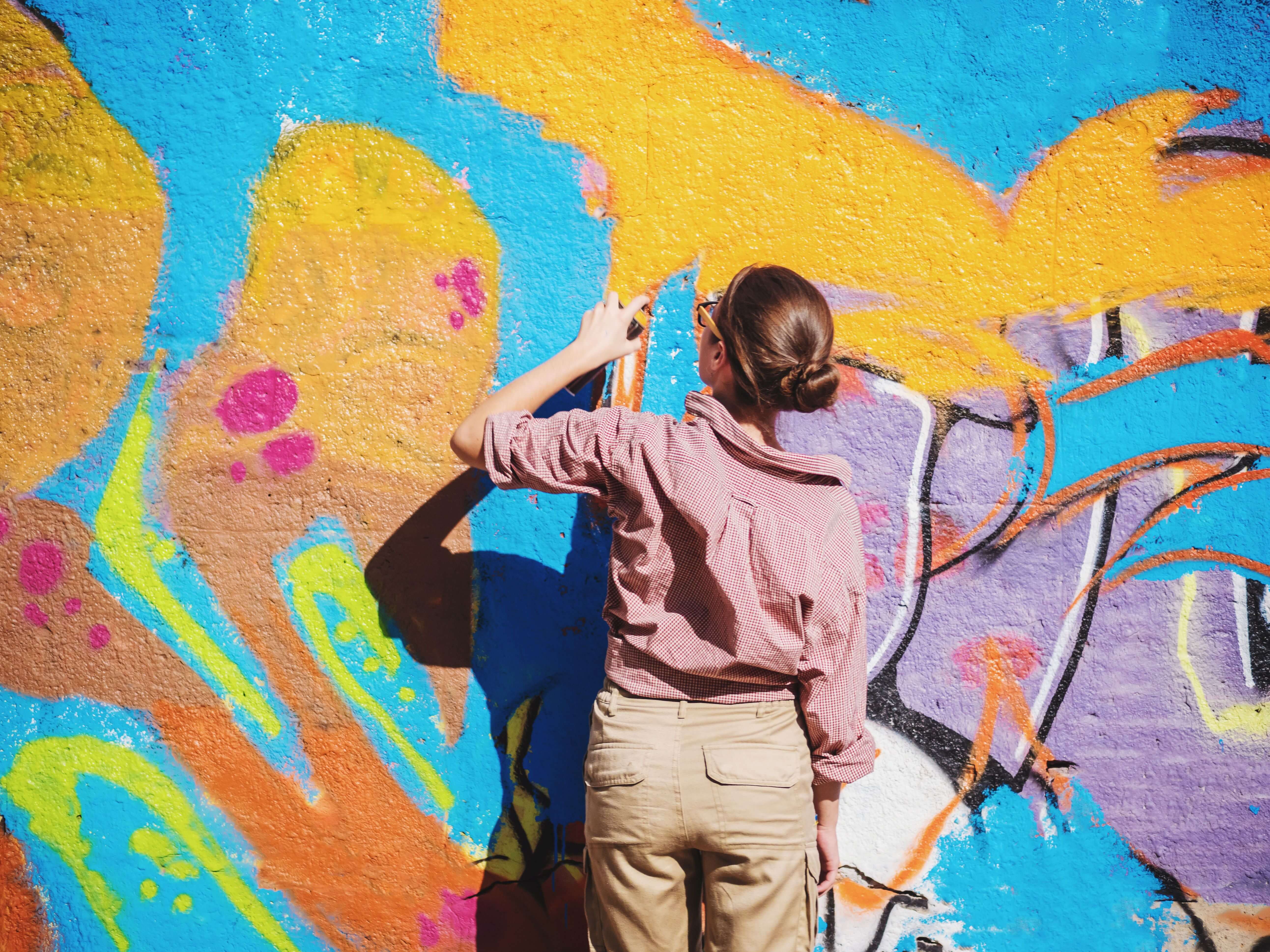  Streetartkünstlerin bei der Arbeit 