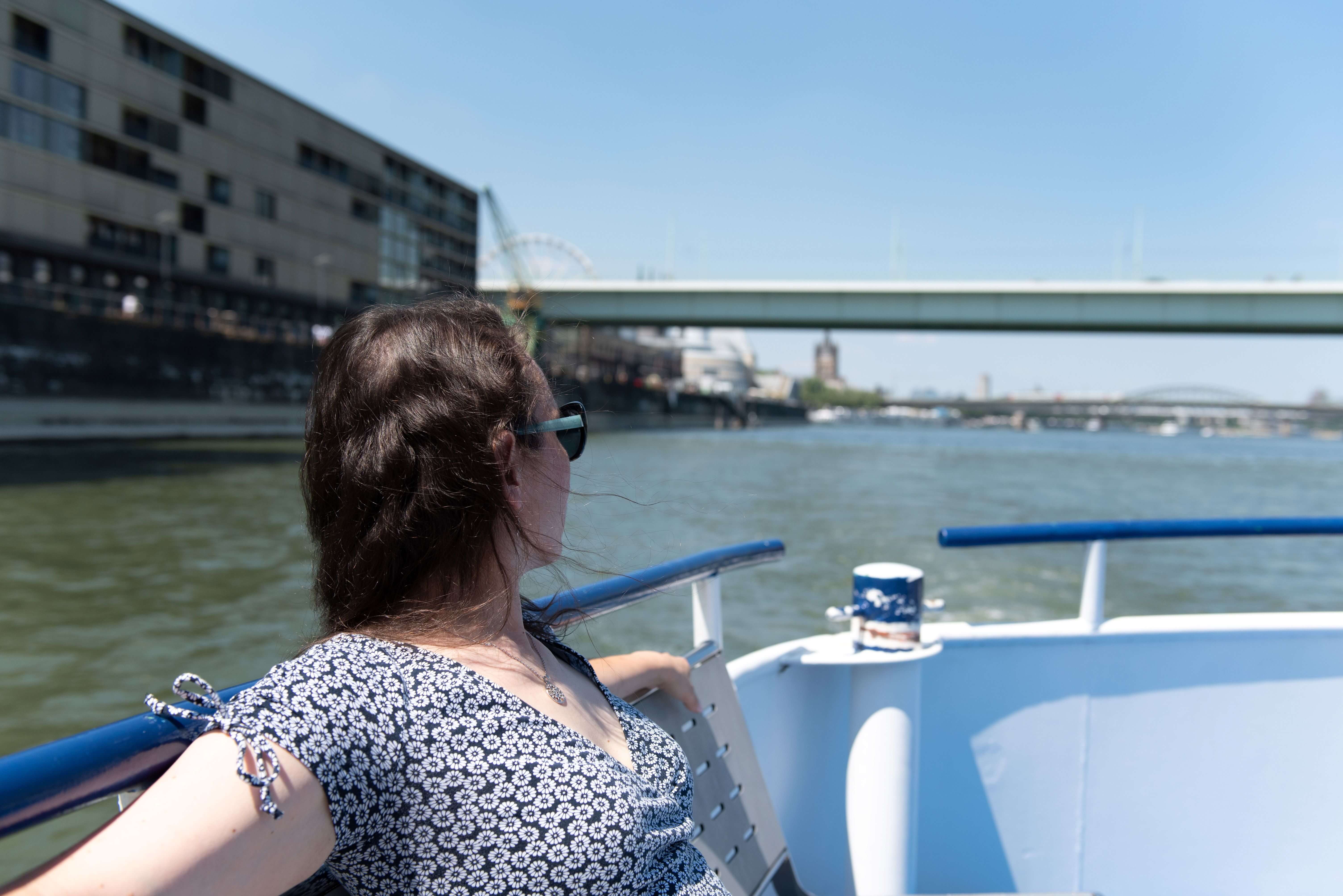  Frau genießt Bootsfahrt auf dem Rhein 