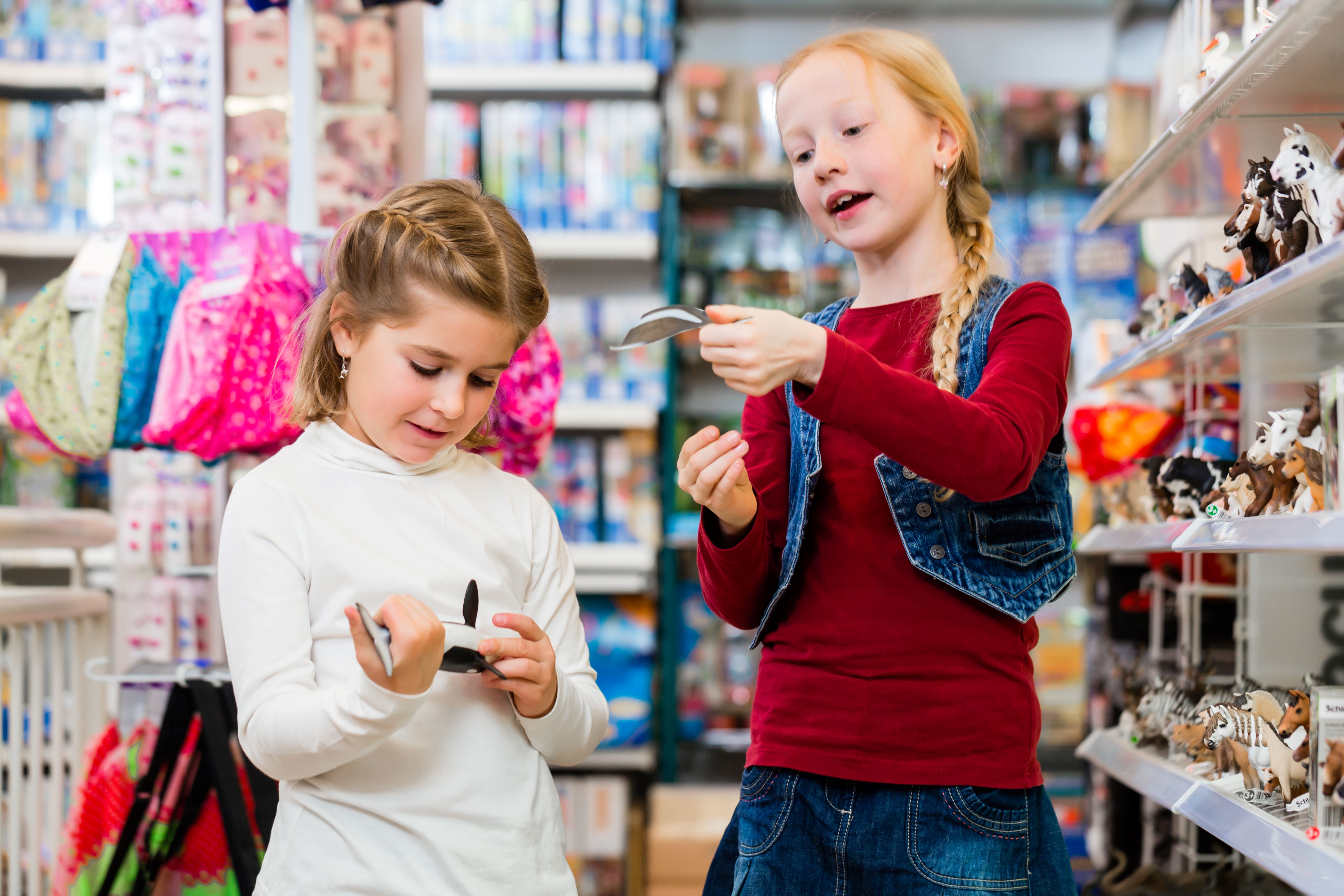  Kinder kaufen sich Spielsachen vom Taschengeld 