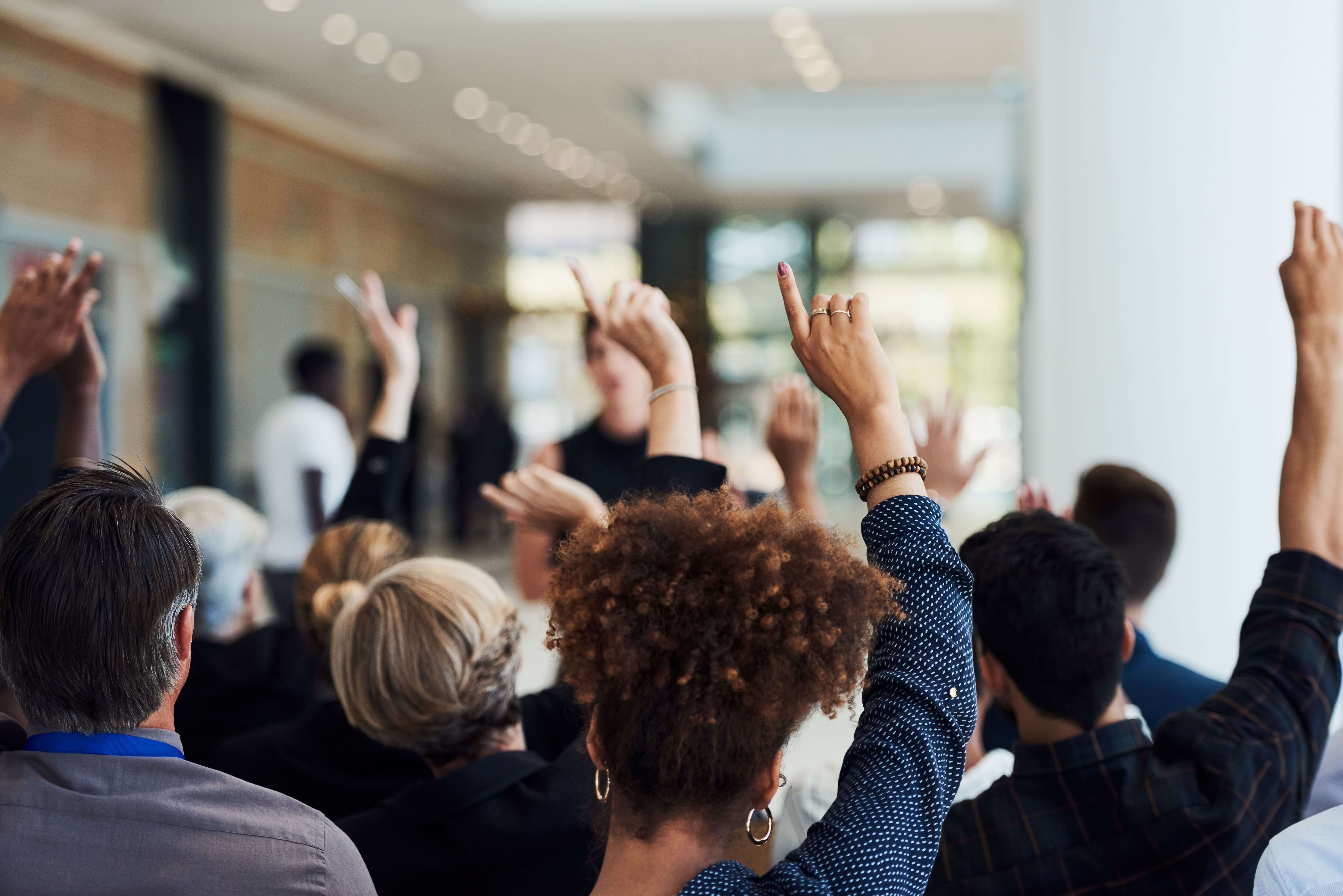  Menschen stimmen per Handzeichen ab 