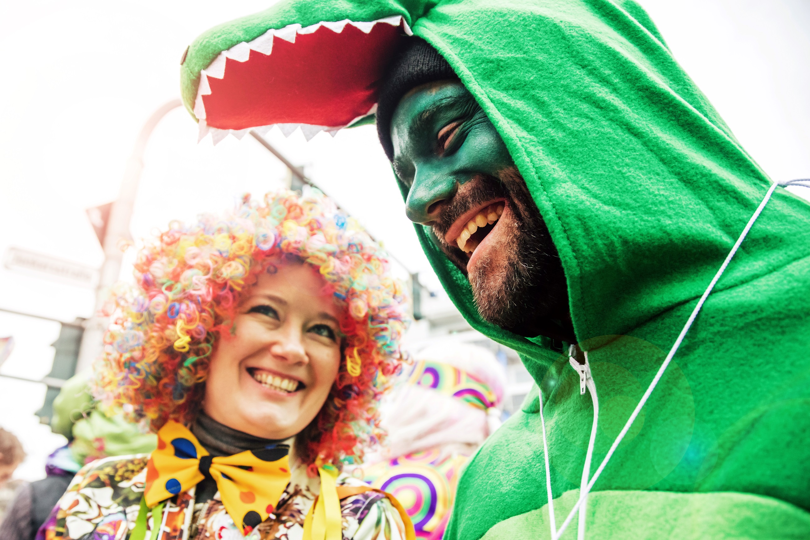  Mann als Krokodil und Frau als Clown verkleidet 