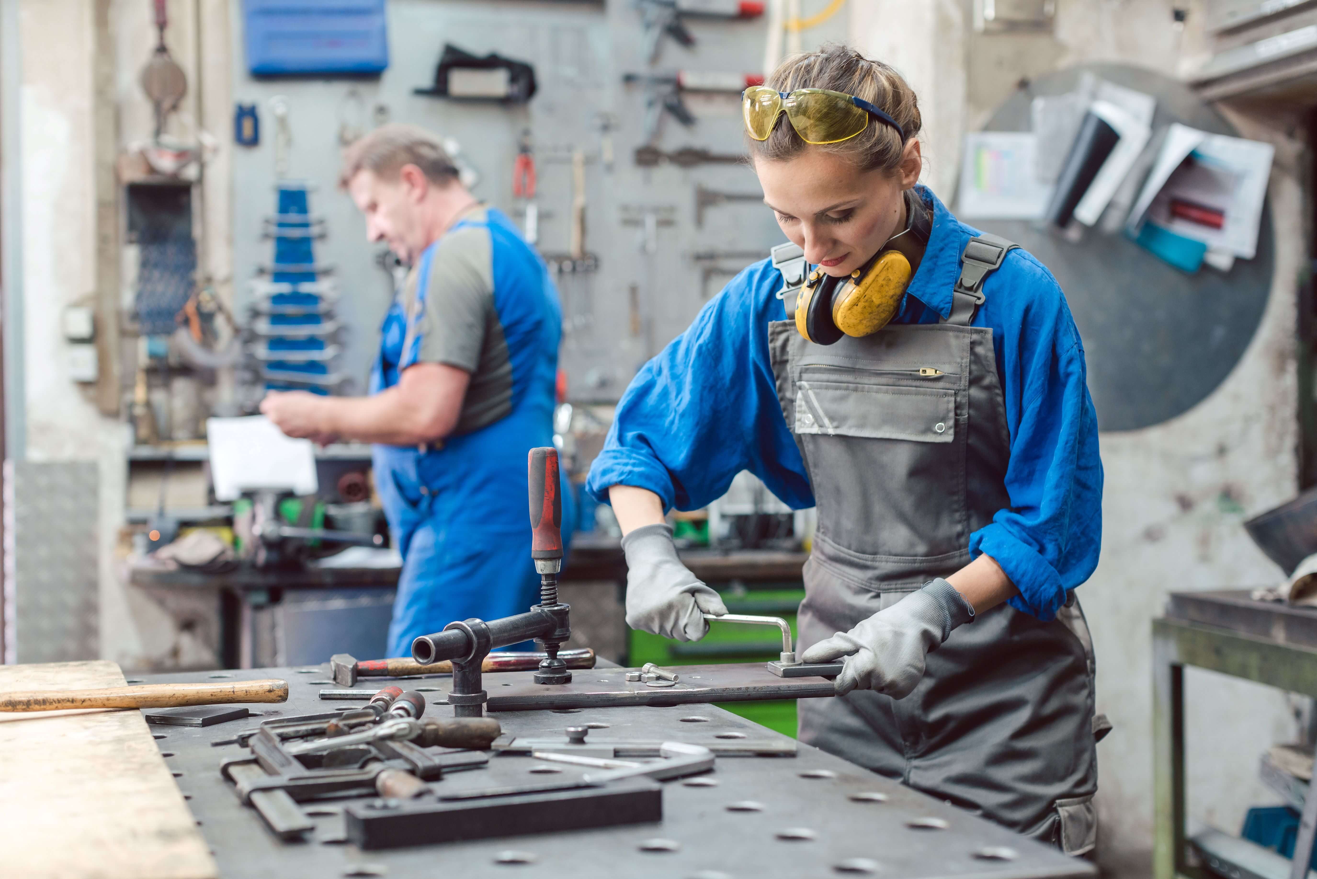 Mann und Frau arbeiten in einer Werkstatt