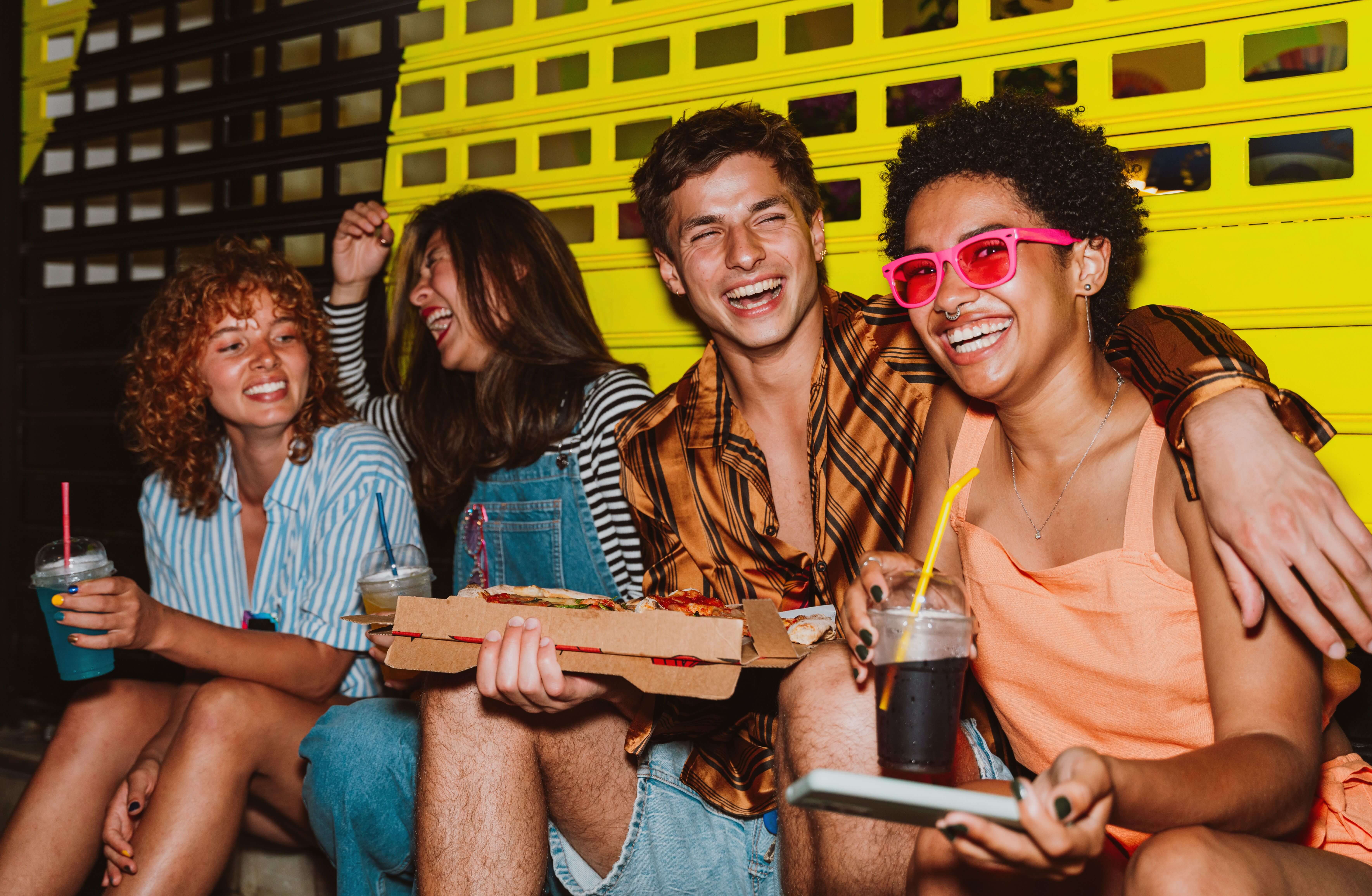  Freundinnen und Freunde mit Snacks 