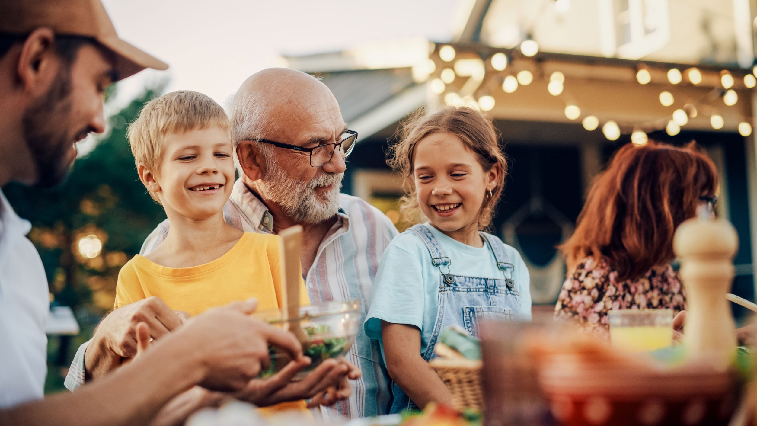  Großvater mit seinen Enkelkindern 