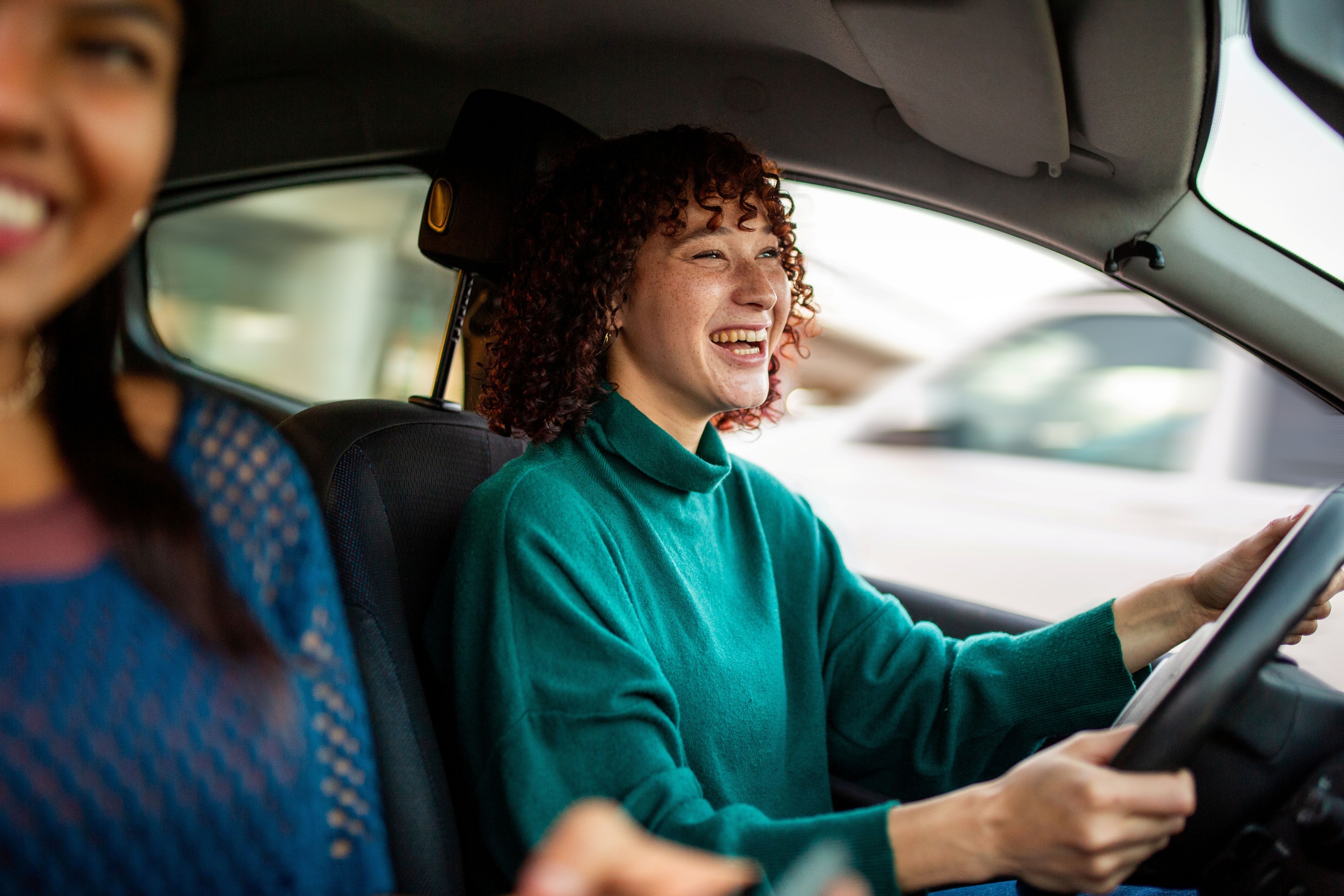  Zwei Frauen bei einer Autofahrt 