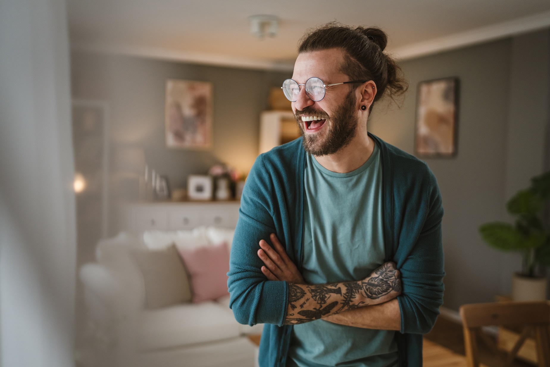  Entspannter Mann in seinem Wohnzimmer 