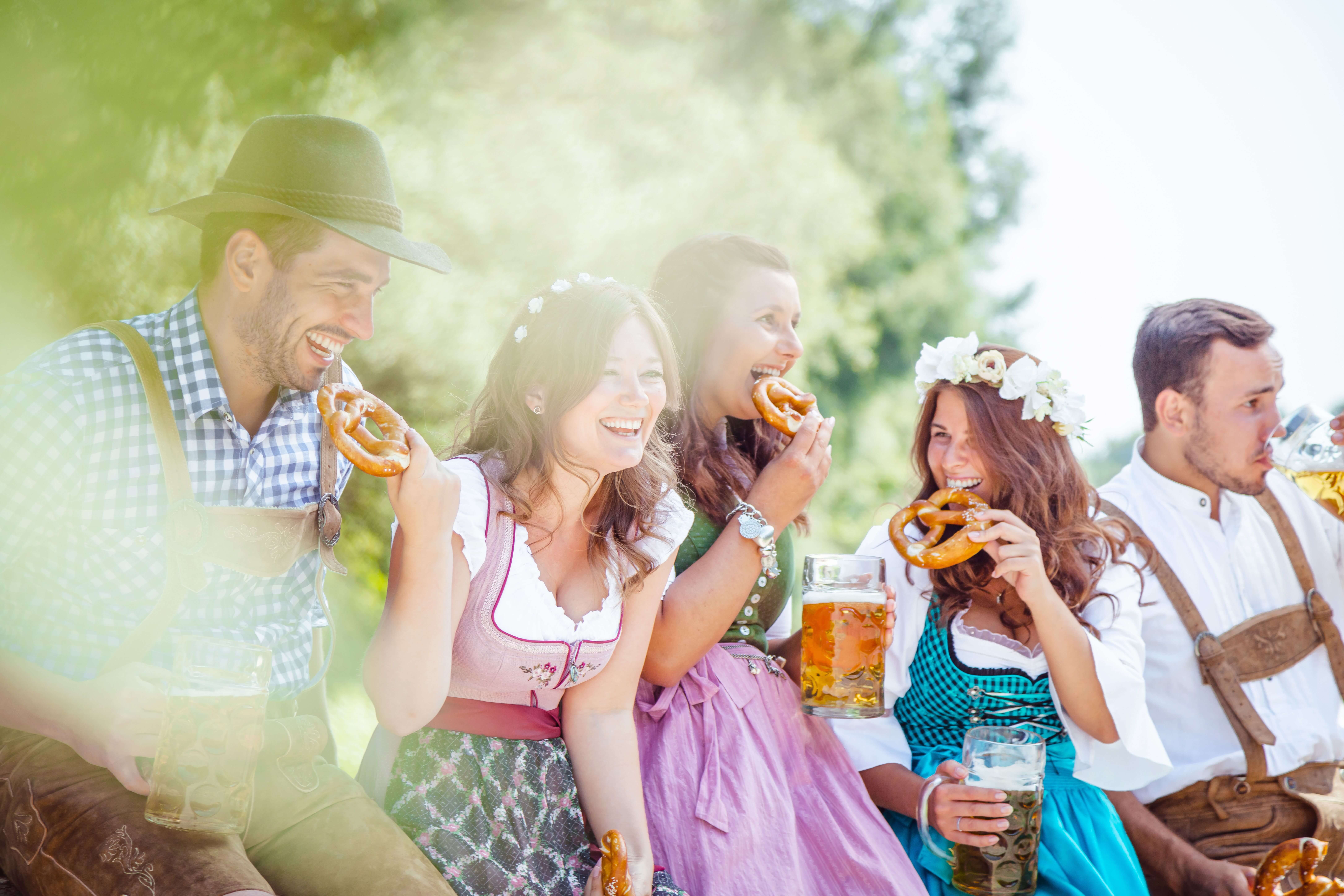  Männer und Frauen beim Oktoberfest 