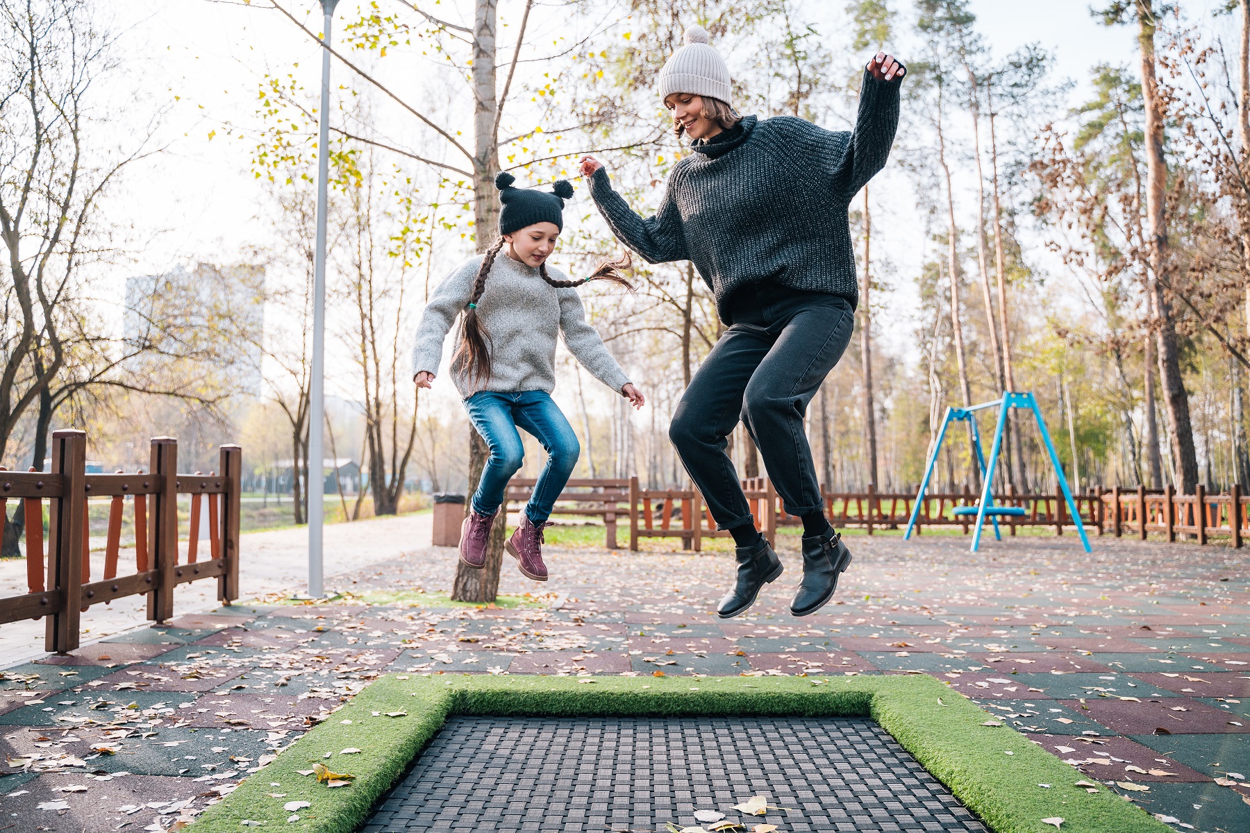  Mutter und Tochter auf Trampolin 
