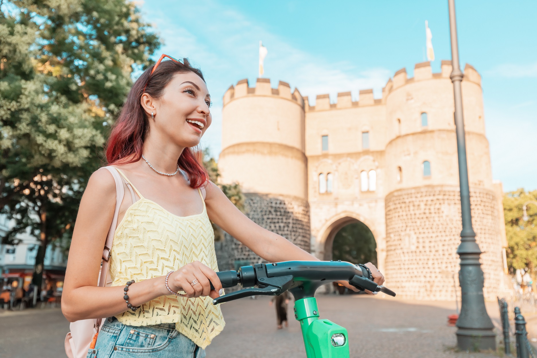  Junge Frau mit E-Scooter in Köln unterwegs 