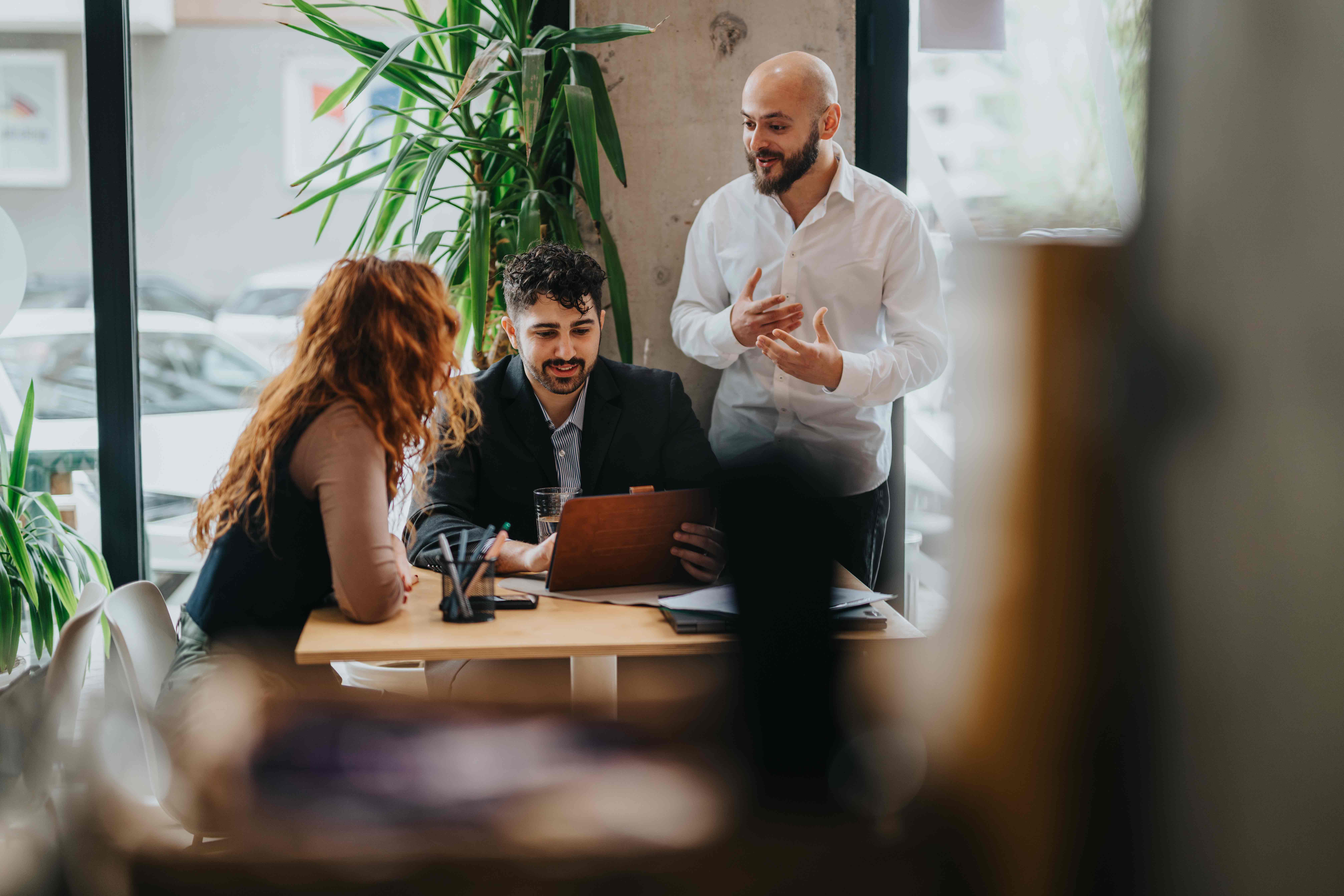  Ein Start-Up-Team diskutiert in einem Coworking-Space. 