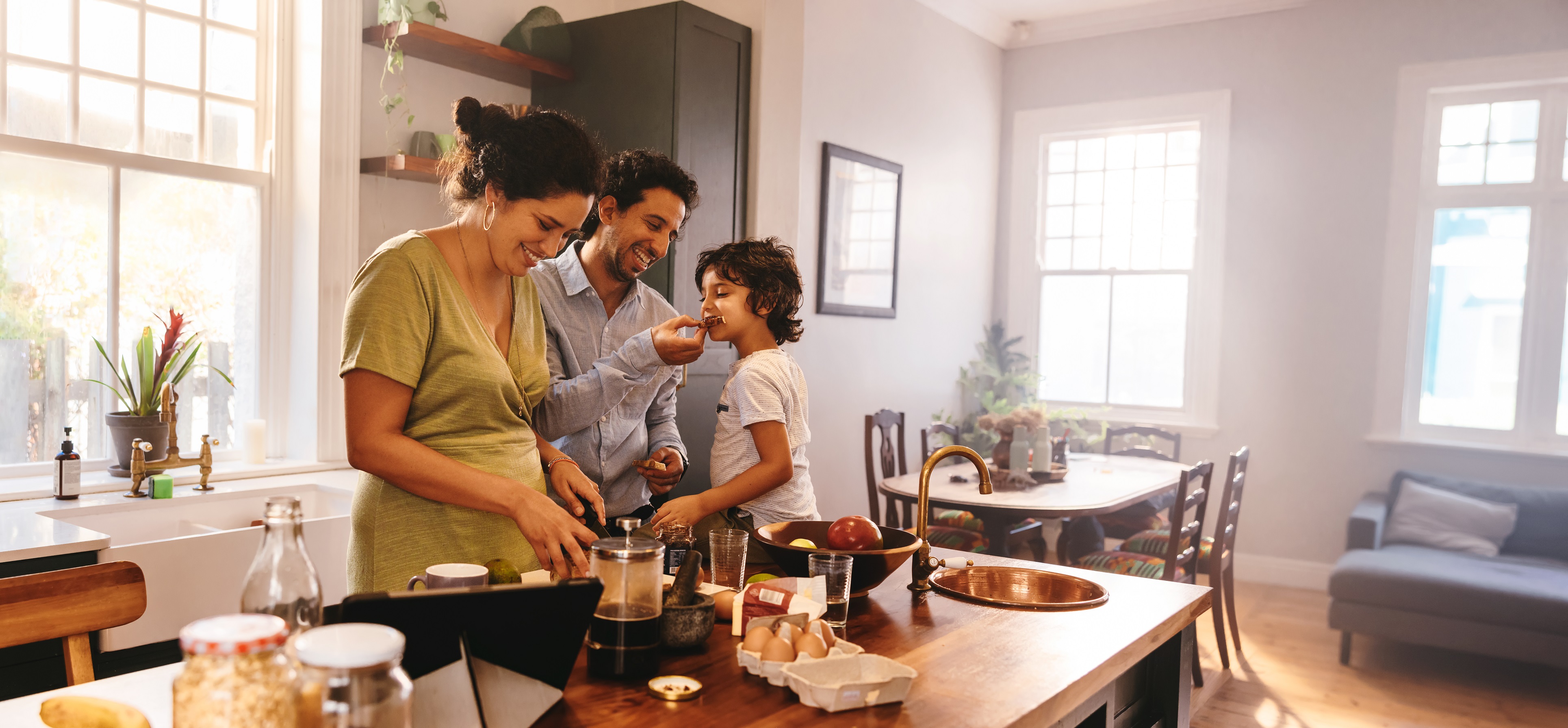  Familie kocht gemeinsam in der Küche 