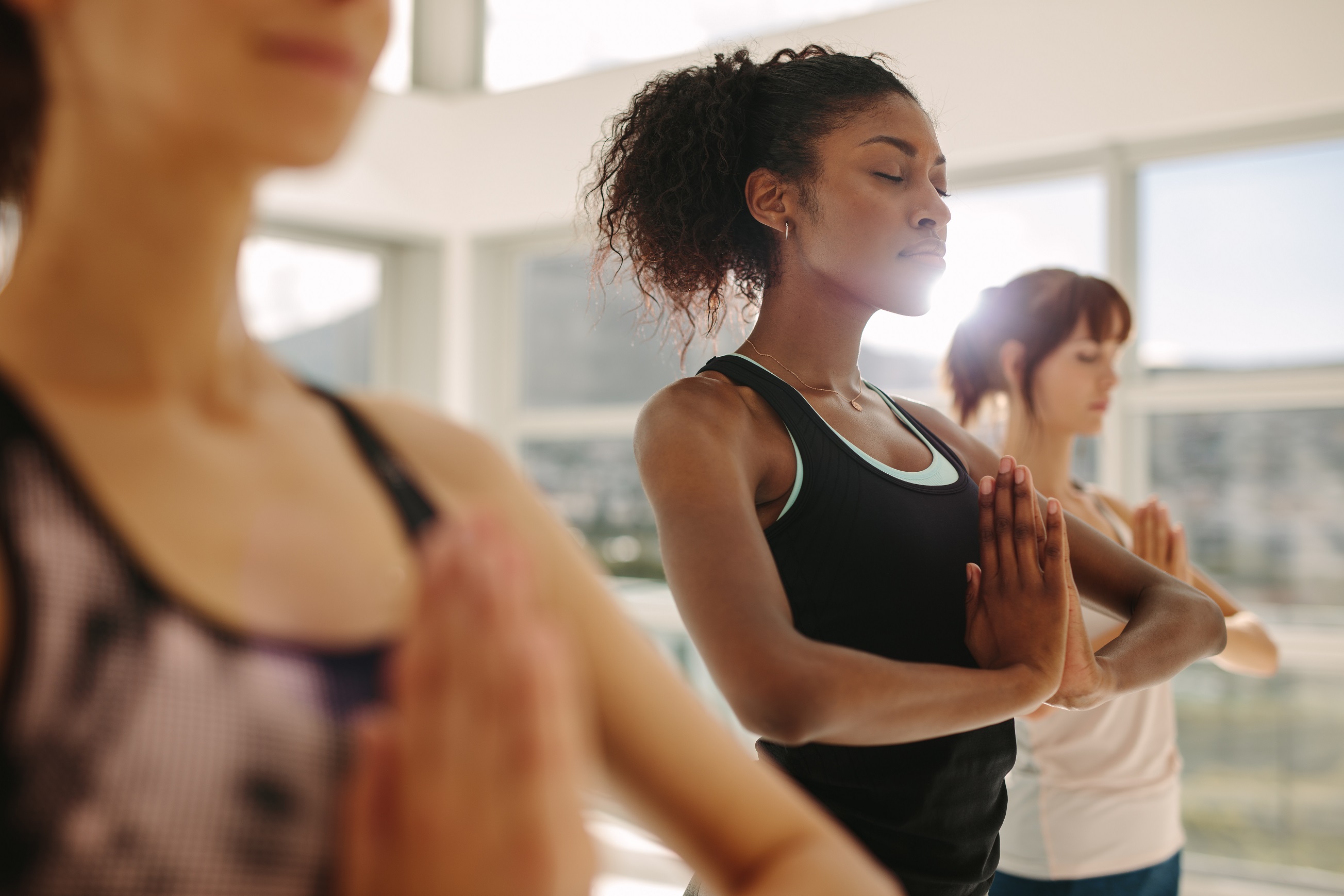  Frau ist beim Yoga fokussiert 