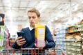mann mit smartphone im supermarkt