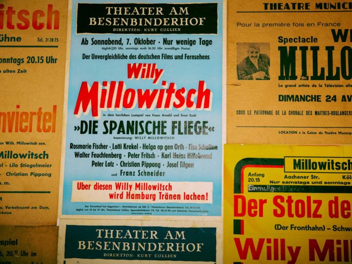 Die alten Plakate der Millowitsch-Ära sind in der Volksbühne immer noch präsent.