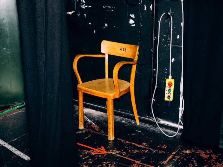 Der Platz der Souffleuse – ein wichtiger Stuhl am Bühnenrand.