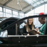 frau mit verkäuferin im autohaus