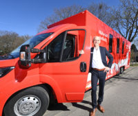 Privatkundenvorstand Volker Schramm ist stolz auf den innovativen Bus.
