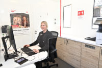 Sparkassenmitarbeiterin Claudia Hauptmann betreut die Kundinnen und Kunden in der mobilen Filiale mit und ohne Termin.