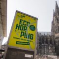 EcoHopping-Plakat vorm Kölner Dom