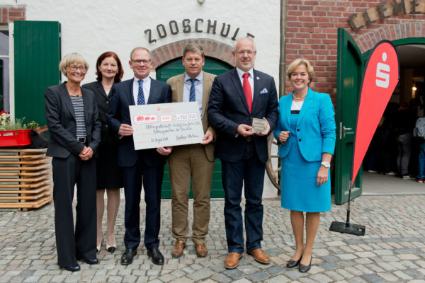 Der Vorstand der Sparkasse KölnBonn bei der Übergabe des Förderschecks für die Zooschule des Kölner Zoos.