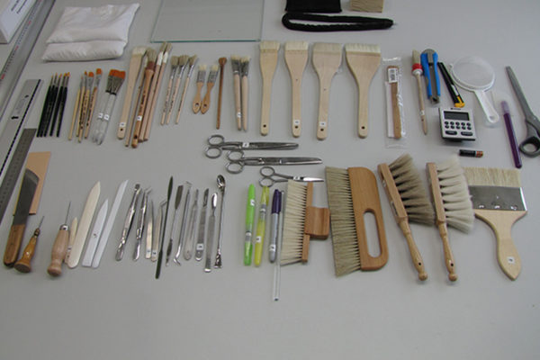 Zahlreiche Werkzeuge nutzen die Restauratorinnen für ihre Arbeit.