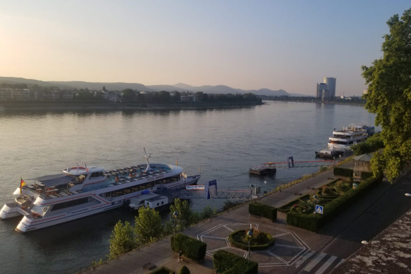 Der Rhein bei Bonn zum Sonnenaufgang