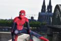 Spider-Man mit Dom im Hintergrund