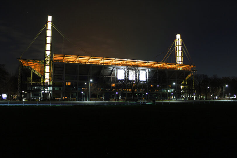 Rheinenergiestadion bei Nacht
