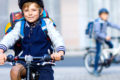 Kind auf dem Fahrrad auf dem Schulweg