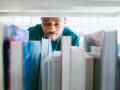 Mann in der Bibliothek