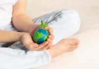 Die Erde in einer Kinderhand