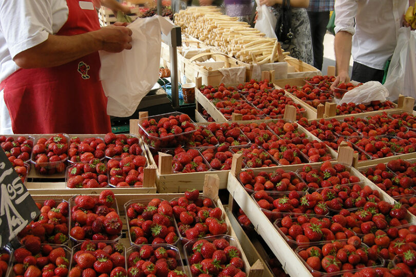 Marktstand mit Erdbeeren