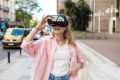 Frau bei Stadtführung mit VR-Brille